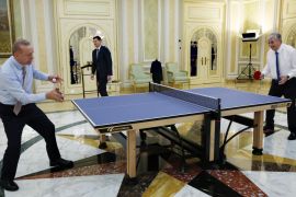 أردوغان يواجه نظيره الكازاخي قاسم جومرت في لعبة كرة الطاولة