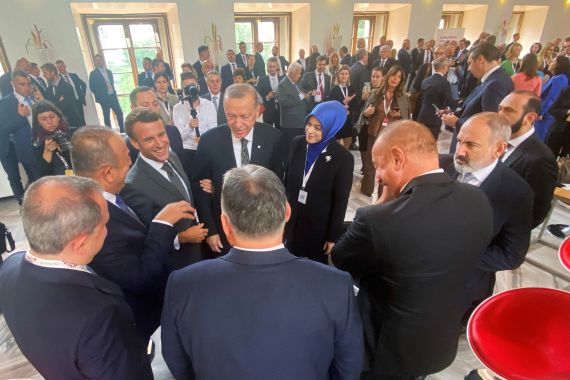 الرئيس التركي ونظيره الفرنسي في براغ