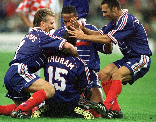 لاعبو فرنسا يحتفلون بهدف ليليان تورام