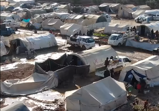 نازحون سوريون يغادرون حياة الخيام بعد محنة طويلة
