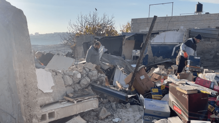 جرافات الاحتلال الإسرائيلي تهدم نحو 15 منشأة تجارية في بلدة حزما شرق القدس المحتلة