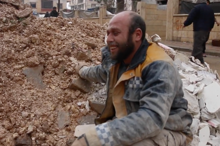 متطوع في الدفاع المدني السوري يبكي من صعوبة الأوضاع جراء الزلزال