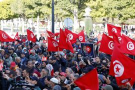 مظاهرة حاشدة في تونس تنديدًا باعتقال السياسيين (رويترز)