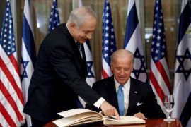 جو بايدن حينما كان نائبا للرئيس الأمريكي مع رئيس الوزراء الإسرائيلي نتنياهو في مقر إقامته بالقدس (رويترز)