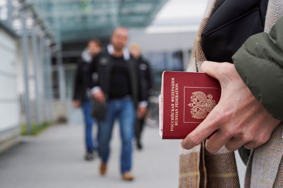 شخص يحمل جواز سفر روسي في أحد المطارات