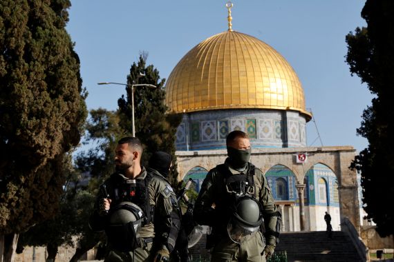قوات الاحتلال تقتحم المسجد الأقصى (رويترز)