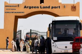 معبر أرقين الحدودي بين السودان ومصر (رويترز)