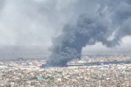 صورة أرشيفية لتصاعد الدخان بسبب قتال عنيف في العاصمة السودانية الخرطوم بين الجيش وقوات الدعم السريع (رويترز)