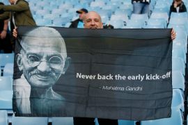 لافتة تحمل صورة غاندي يرفعها أحد المشجعين في الدوري الانجليزي الممتاز (رويترز)