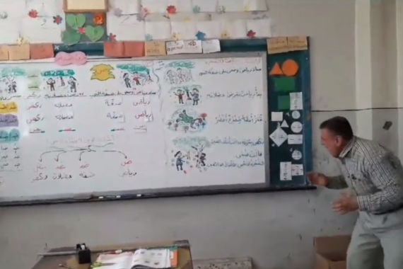 المعلم السوري أثناء الشرح (مواقع التواصل)