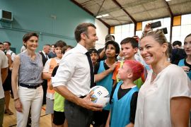 الرئيس الفرنسي إيمانويل ماكرون يلتقي بأطفال المدارس خلال زيارته لمدرسة
