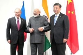 الرئيس الصيني (يمين) والرئيس الروسي (يسار) وفي الوسط رئيس الوزراء الهندي على هامش قمة سابقة.