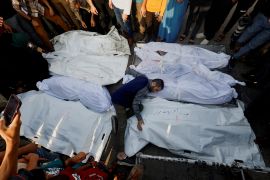 تعذر التعرف على هوية الشهداء بعدما انفصلت رؤوسهم عن أجسادهم جراء القصف الإسرائيلي العنيف (الجزيرة مباشر)