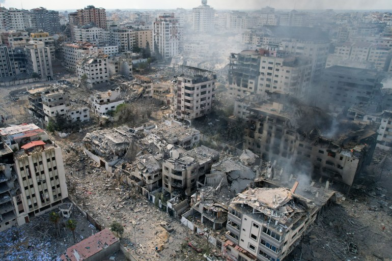 آثار الدمار الكبير في غزة جراء الغارات الإسرائيلية العنيفة (الفرنسية)