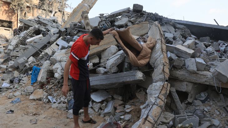 أنقاض مبنى في رفح جنوب قطاع غزة بعد غارة إسرائيلية-14 أكتوبر(الفرنسية)