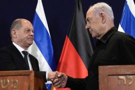 المستشار الألماني أولاف شولتس مع رئيس الوزراء الإسرائيلي بنيامين نتنياهو (الفرنسية)