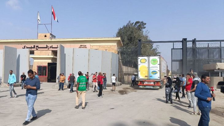 14 شاحنة محملة بالمساعدات الغذائية والطبية عبرت أمس من الجانب المصري إلى قطاع غزة (رويترز)