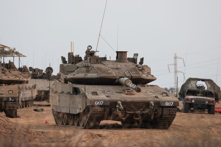 دبابة ومركبات عسكرية إسرائيلية بالقرب من الحدود الإسرائيلية مع قطاع غزة