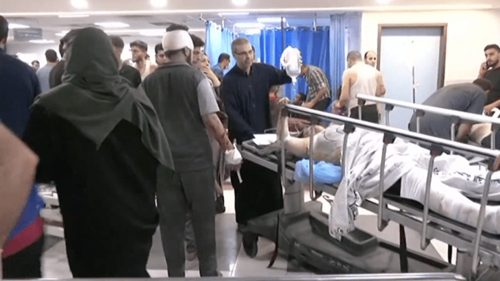 الجرحى يتكدسون في مستشفى الشفاء بعد غارة إسرائيلية استهدفت وسط قطاع غزة.