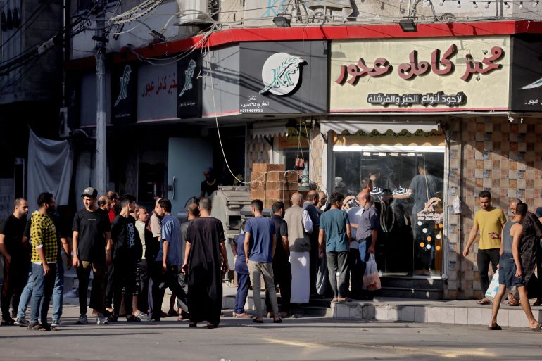 فلسطينيون أمام مخبز في غزة وسط الغارات الجوية الإسرائيلية