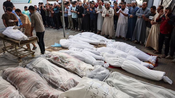 جثامين الشهداء الذين قتلوا في قصف إسرائيلي على رفح بجنوب قطاع غزة (الفرنسية)