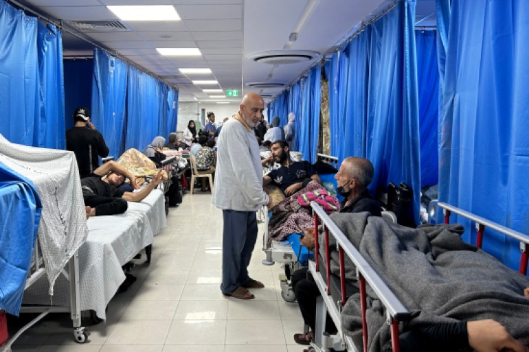مرضى ونازحون في مستشفى الشفاء في مدينة غزة (الفرنسية)