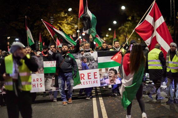 مظاهرات في الدنمارك داعمة للفلسطينيين (رويترز)