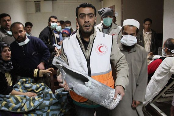 مسعف فلسطيني يحمل بقايا قذيفة إسرائيلية بعد أن ضربت مستشفى القدس في مدينة غزة