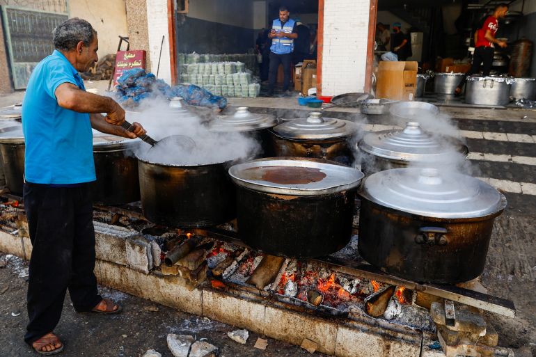 لم يجد أهل غزة سوى الحطب لطهي طعامهم (رويترز)
