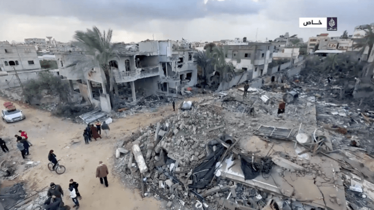 آثار قصف 3 منازل في رفح جنوبي قطاع غزة واستشهاد 17 مواطنًا