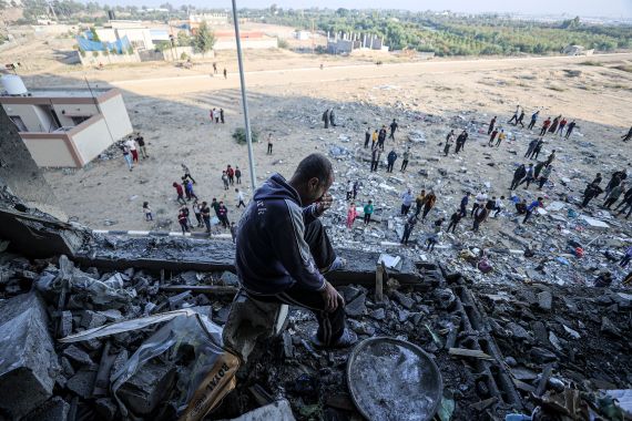 آثار القصف في إحدى مناطق خان يونس بقطاع غزة