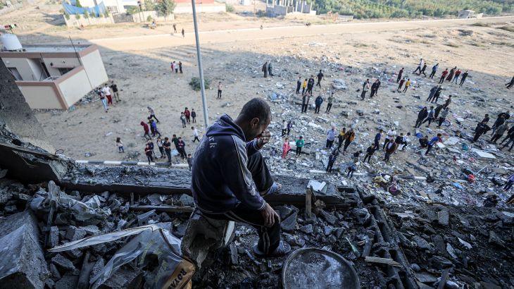 آثار القصف في إحدى مناطق خان يونس بقطاع غزة