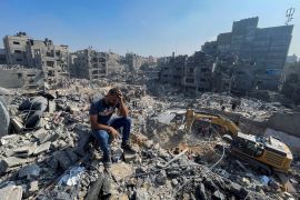 فلسطيني ينتحب على أحبائه الذين قتلهم القصف الإسرائيلي على المناطق السكنية في قطاع غزة