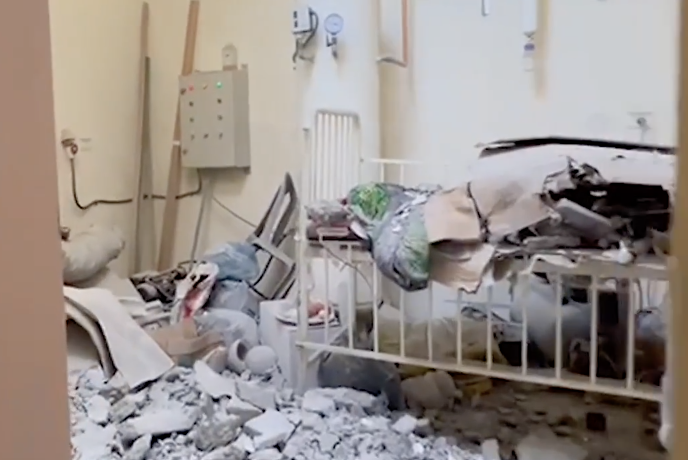 آثار الدمار جراء استهداف الاحتلال لمستشفى الرنتيسي لعلاج الأورام في غزة
