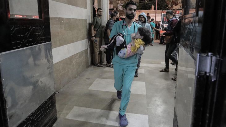 أحد الطواقم الطبية يحاول إنقاذ حياة طفلة أصيبت في القصف الإسرائيلي على قطاع غزة