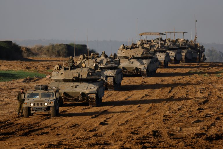 دبابات الجيش الإسرائيلي باتجاه غزة (رويترز)