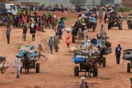 فر الملايين من منازلهم ونزحوا داخل السودان وخارجها بسبب الحرب بين الجيش وقوات الدعم السريع (رويترز)