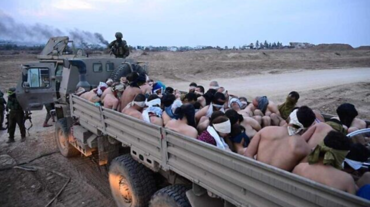 الجيش الإسرائيلي يحتجز أسرى فلسطينيين في غزة
