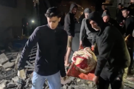 متطوعون ينتشلون المصابين والجثث بعد قصف إسرائيلي وسط مدينة رفح