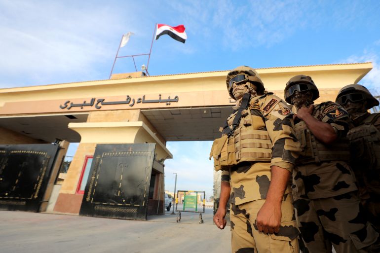 جنود مصريون على الحدود مع قطاع غزة عند معبر رفح