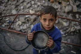 أطفال في غزة يقفون في صفوف طويلة في إنتظار الحصول على بعض الطعام و أحيانًا لا يجدونه