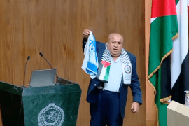 النائب الأردني خليل عطية يحرق العلم الإسرائيلي داخل الجامعة العربية
