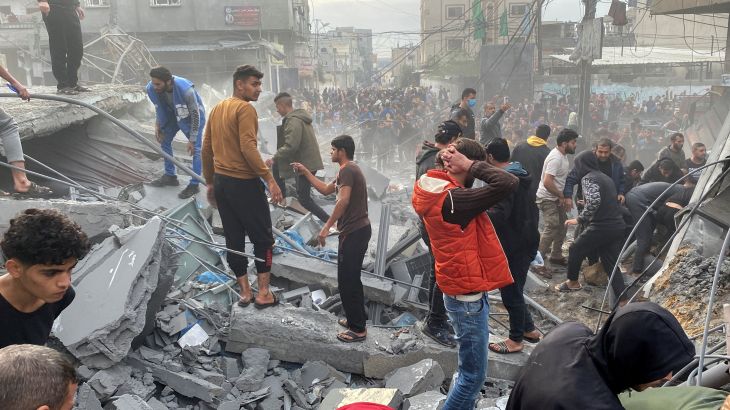 سكان مدينة رفح يحاولون انتشال الضحايا بعد غارة جوية استهدفت منازل في رفح جنوبي قطاع غزة