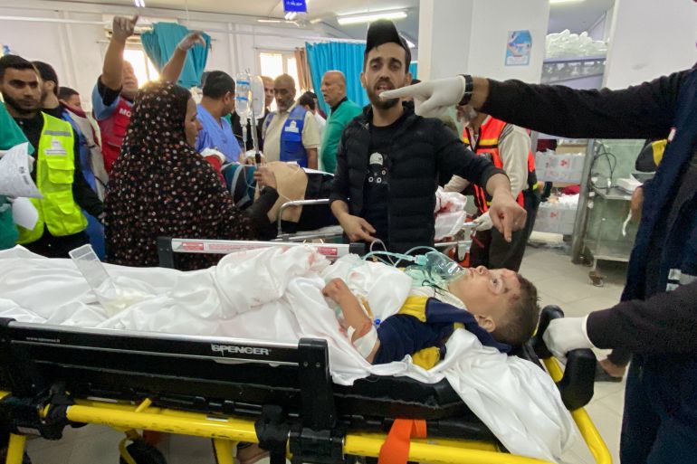 طفل فلسطيني جريح جراء الحرب الإسرائيلية على قطاع غزة يتلقى العلاج في إحدى مستشفيات القطاع المحاصر