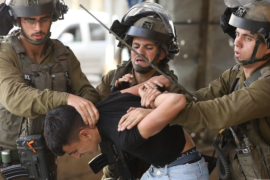 جنود الاحتلال الإسرائيلي يعتقلون شابا في الضفة الغربية (وفا)