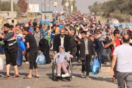 مدنيون فلسطينيون يفرون من القصف الإسرائيلي لشمال غزة ويلجأون إلى الجنوب (غيتي)