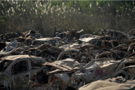 مجمع للسيارات التي قصفت خلال هجوم السابع من أكتوبر الماضي (غيتي إيميجز)