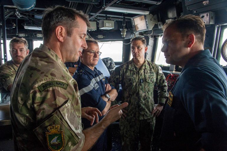 الأدميرال براد كوبر (في الوسط) قال أن البحرية الأمريكية تخوض صراعا فريدا من نوعه في البحر الأحمر