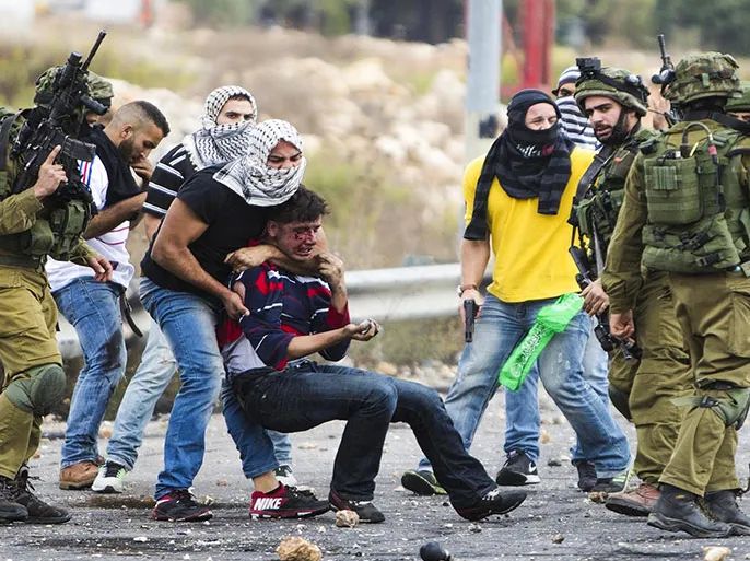 مستعربين مع القوات الإسرائيليين يعتلقون فلسطينيين من الضفة الغربية