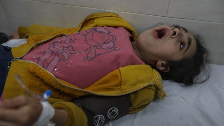طفلة فلسطينية مصابة في غزة تتلقى العلاج جراء الغارات الجوية الإسرائيلية